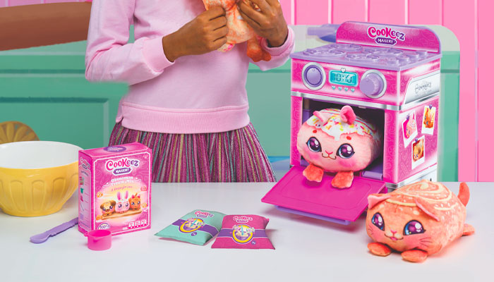 ad Cookeez Makery is a new oven-themed playset that lets you mix